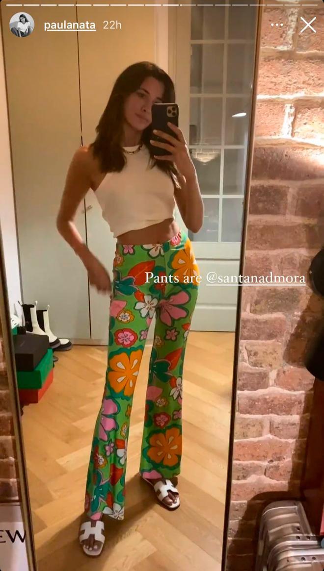 Paula Nata con pantalones de flores de Santana D Mora