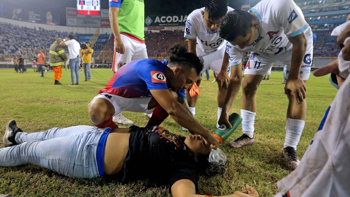 Fallecen 9 personas en estampida en un estadio de El Salvador.
