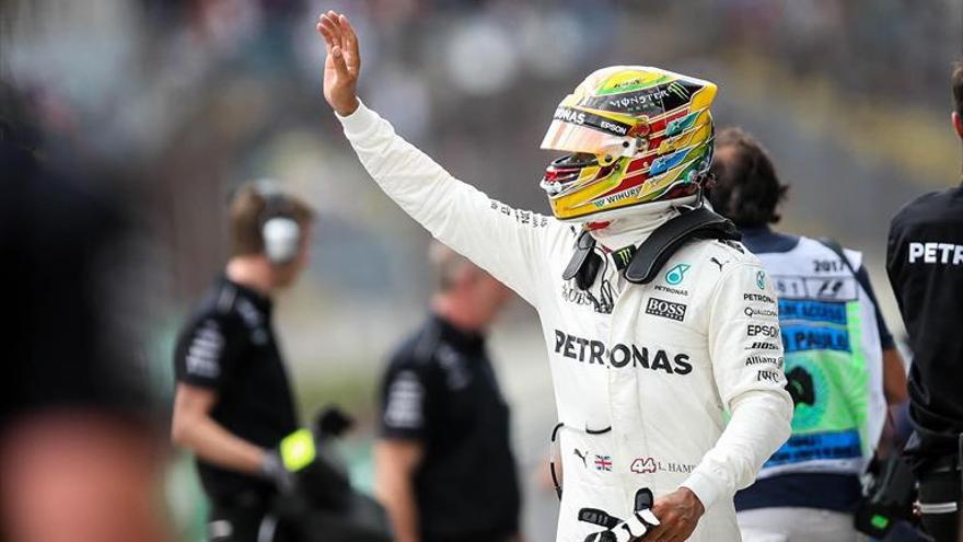 Los Mercedes dominan en Interlagos