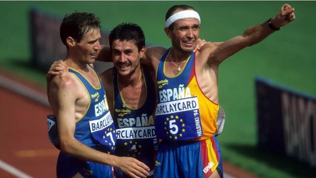 Alberto Juzdado, Martín Fiz y Diego García celebran su gesta en el maratón de Helsinki 1994.