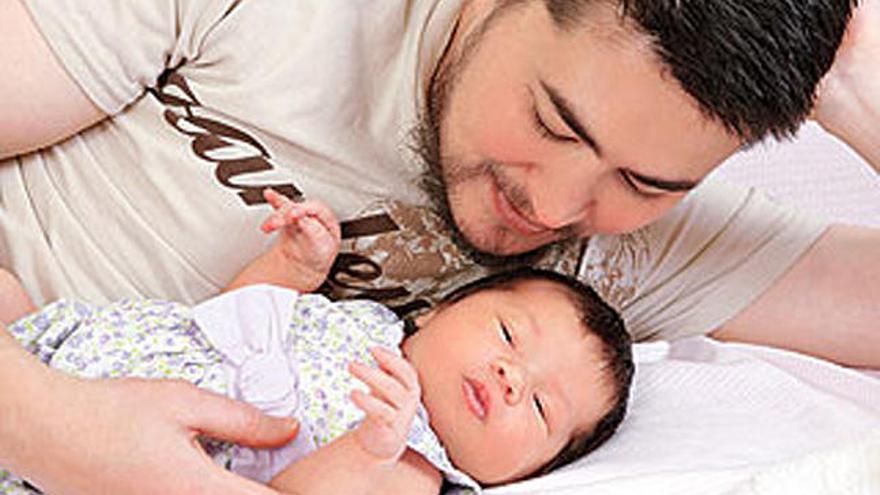 Thomas Beatie posa con su hija recién nacida para ´People´.