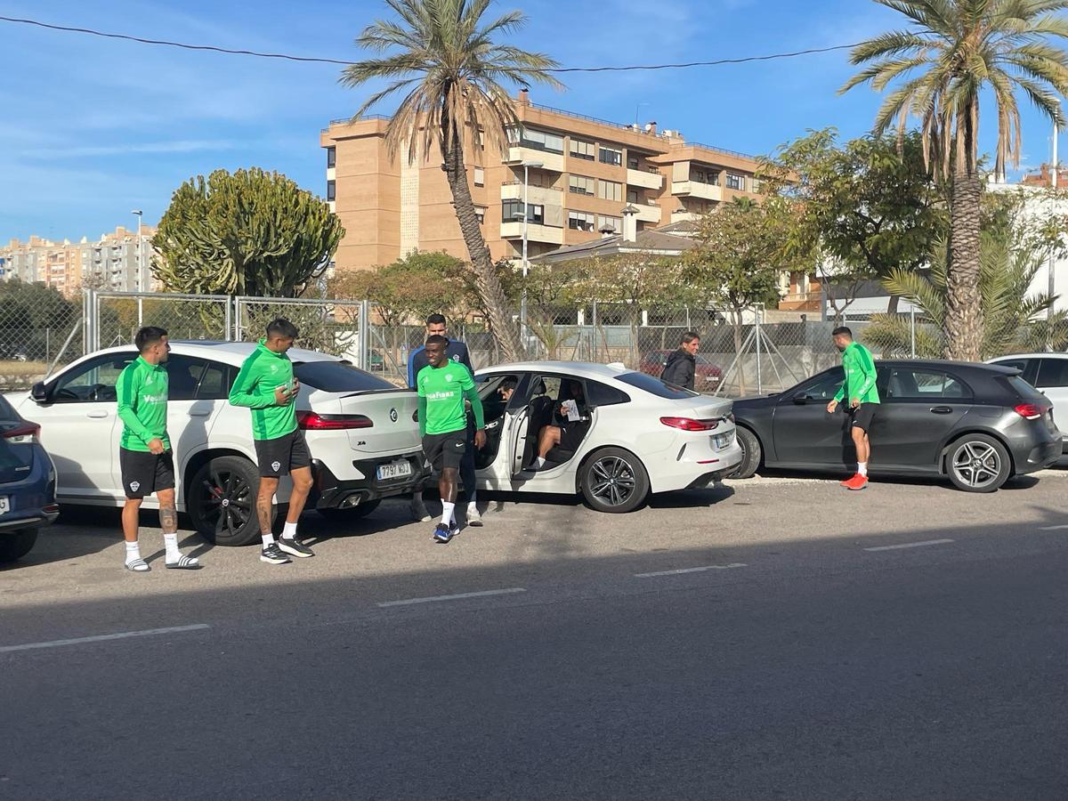 Dituro baja del coche junto a varios compañeros del Elche para acudir al entreno de hoy