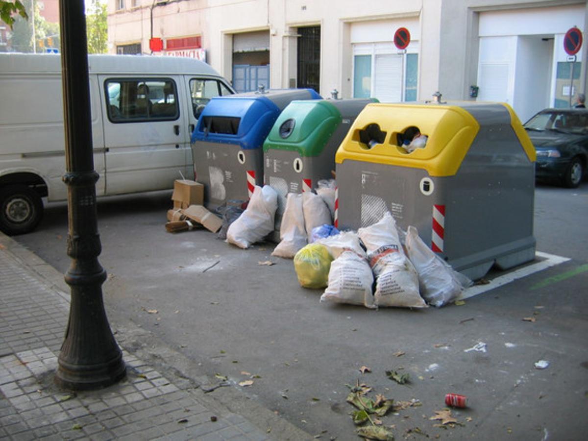La runa no es deixa al carrer. Els que han deixat aquests sacs de runa a la rambla del Poblenou de Barcelona (com a mostra la foto, feta el 4 de novembre) saben, segurament, que no es poden abandonar aquests residus al carrer. Però com que són incívics, creuen que el fet d’acostar-los als contenidors d’escombraries atenua la seva acció. No serà així, ja que quan el camió aixequi els contenidors no podrà col·locar-los on eren: els sacs ho impediran.