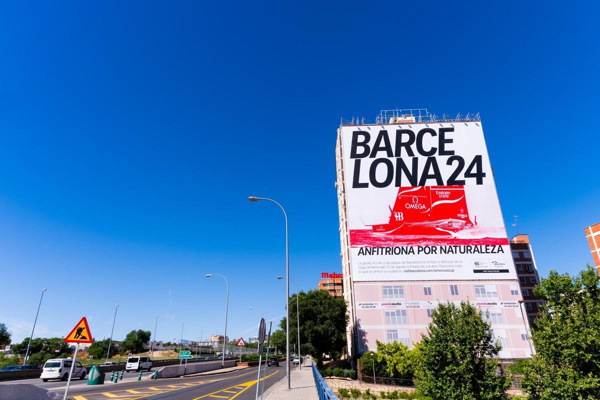 Turisme de Barcelona instala una lona en Madrid para promocionar la Copa América de vela.