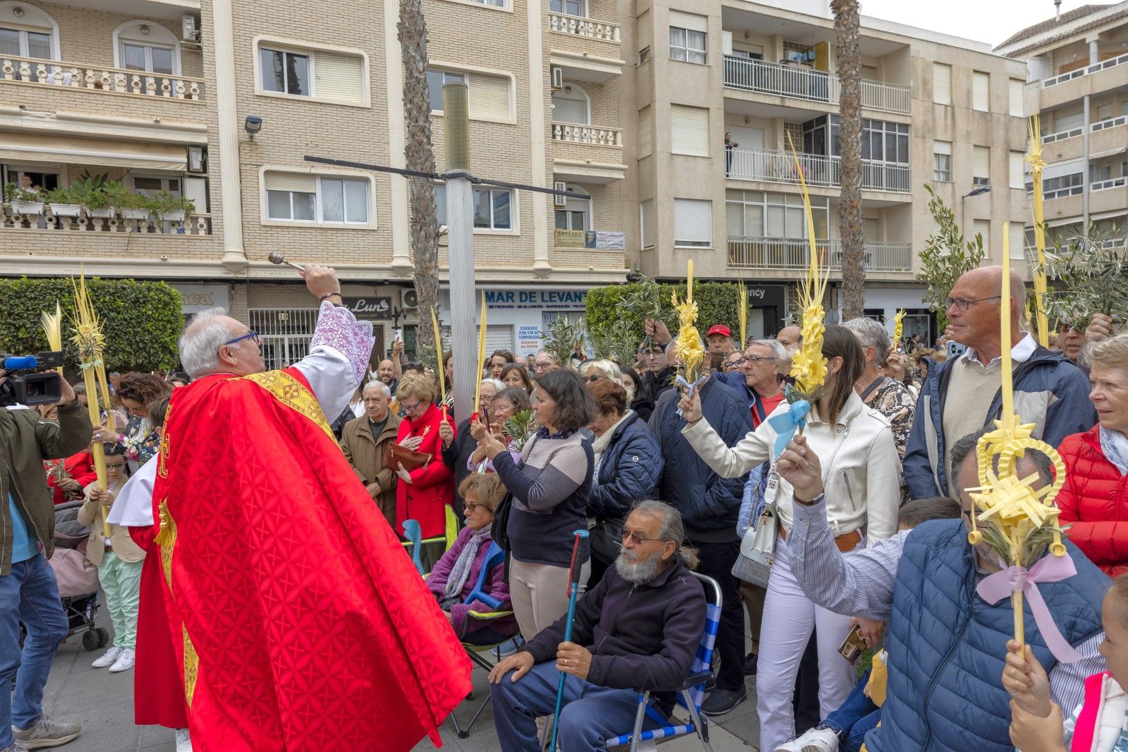 Bendición y procesión de Las Palmas en Torrevieja de Domingo de Ramos en la Semana Santa 2024