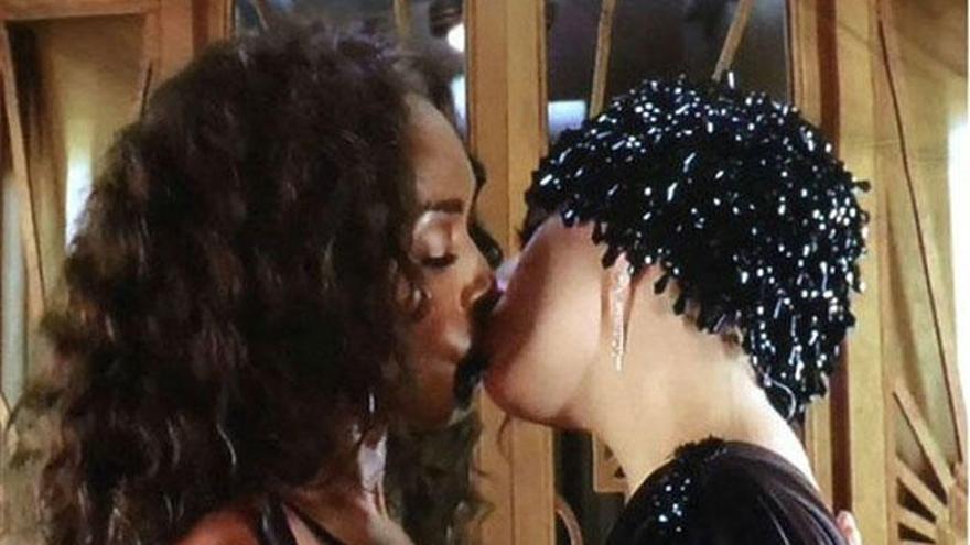 El beso de Lady Gaga y Angela Basset.