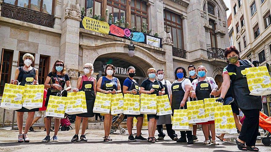 Vendedoras del Mercado Central con la promoción de la campaña de proximidad.