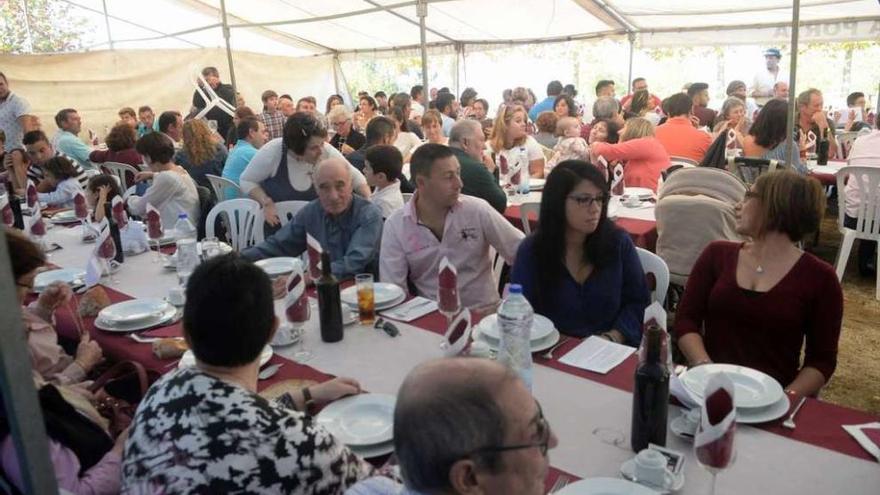 Asistentes a la primera comida de homenaje a colectivos de la localidad. //Noé Parga