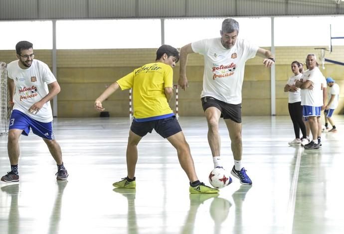 LAS PALMAS DE GRAN CANARIA. Fernando Clavijo participa junto a candidatos de la formación nacionalista y de otras fuerzas políticas en el partido de fútbol sala ?Una goleada al fracaso? organizado por el Club Deportivo Evangélico.  | 16/05/2019 | Fotógrafo: José Pérez Curbelo