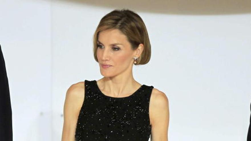 Letizia sorprèn amb el pentinat i porta el mateix vestit que al Liceu