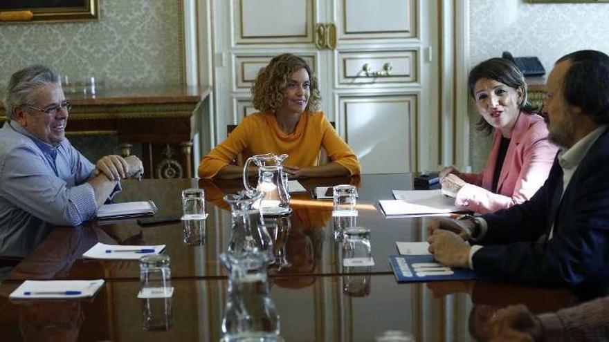 Meritxell Batet con los diputados de En Marea Yolanda Díaz y Miguel Anxo Fernán Vello.