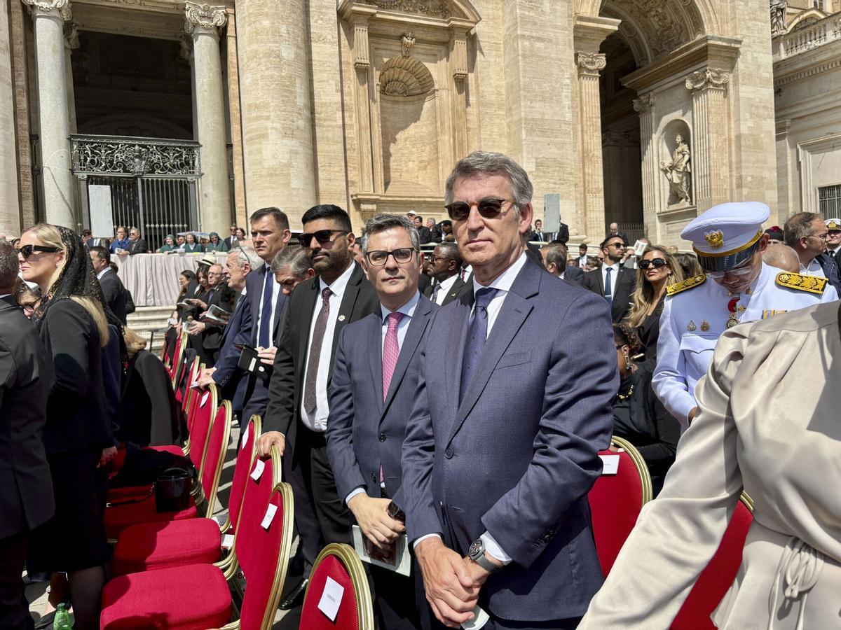 CIUDAD DEL VATICANO (VATICANO), 18/05/2025.- El ministro de Justicia, Félix Bolaños (2d) y el líder del PP, Alberto Núñez Feijóo (d) asisten a la misa del inicio del pontificado del papa León XIV este domingo en la plaza de San Pedro en el Vaticano. EFE/Casa Real/Francisco Gómez -SOLO USO EDITORIAL/SOLO DISPONIBLE PARA ILUSTRAR LA NOTICIA QUE ACOMPAÑA (CRÉDITO OBLIGATORIO)-. -SOLO USO EDITORIAL/SOLO DISPONIBLE PARA ILUSTRAR LA NOTICIA QUE ACOMPAÑA (CRÉDITO OBLIGATORIO)-