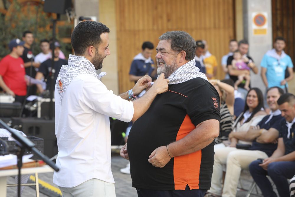 Fiestas de Sagunt. Pregón De Vicente Vayá y puesta del pañuelo de las peñas.