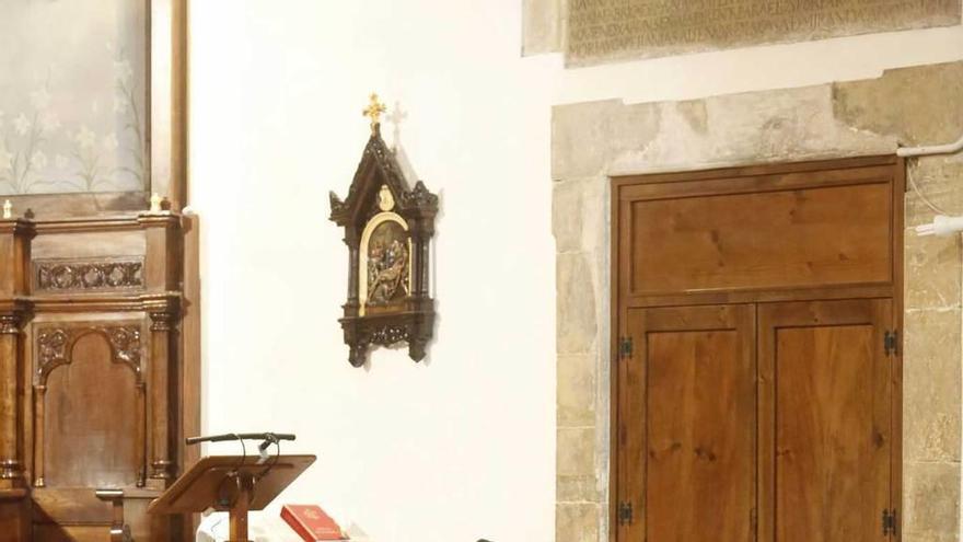 Las hermanas carmelitas del monasterio de Valdediós, al inicio del acto en la iglesia de San Antonio.