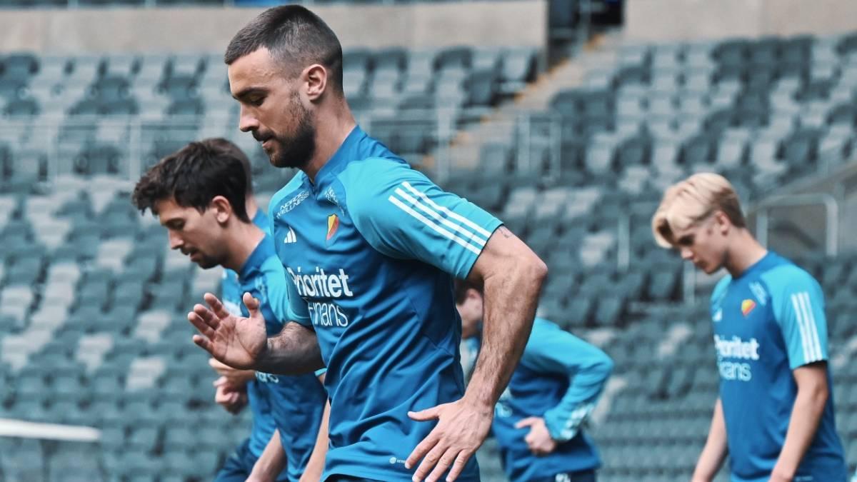 Carlos Moros en primer plano con Bergvall de fondo entrenando