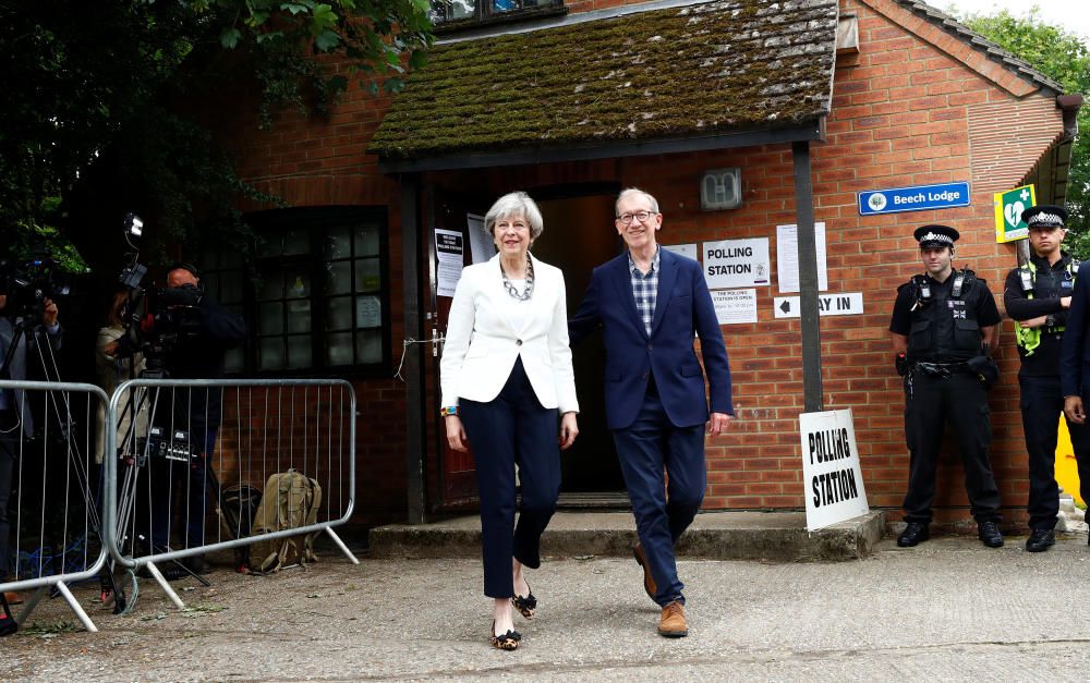 Theresa May sale de votar junto a su marido Philip.