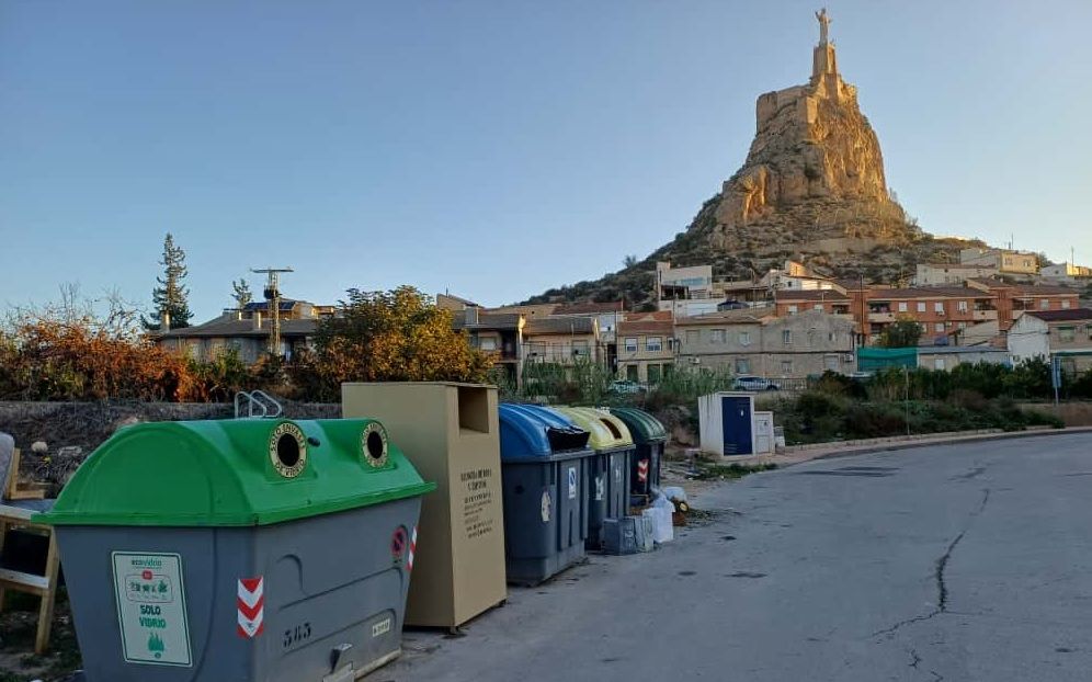 Contenedores de diversas fracciones en Monteagido (Murcia)