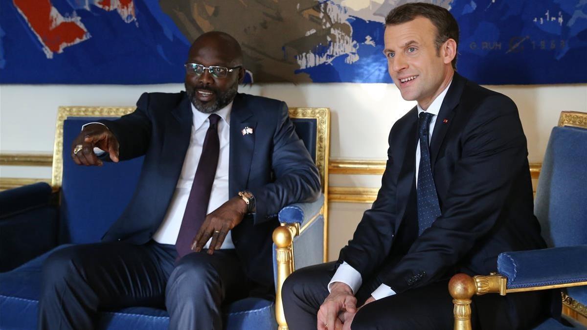 Macron (derecha) se reúne con el flamante presidente de Liberia, George Weah, en el Elíseo, en París, el 21 de febrero.