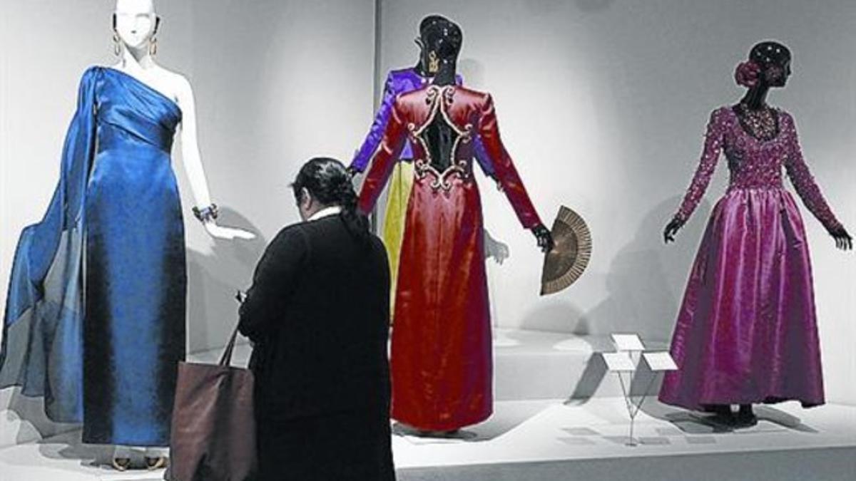 DETALLES 3 De arriba a abajo, Givenchy, en su taller; unos modelos expuestos; y el modisto y Audrey Hepburn. Sobre estas líneas, el vestido que lució Jackie Kennedy en París. En la imagen silueteada, el traje de Hepburn en 'Desayuno con diamantes'.