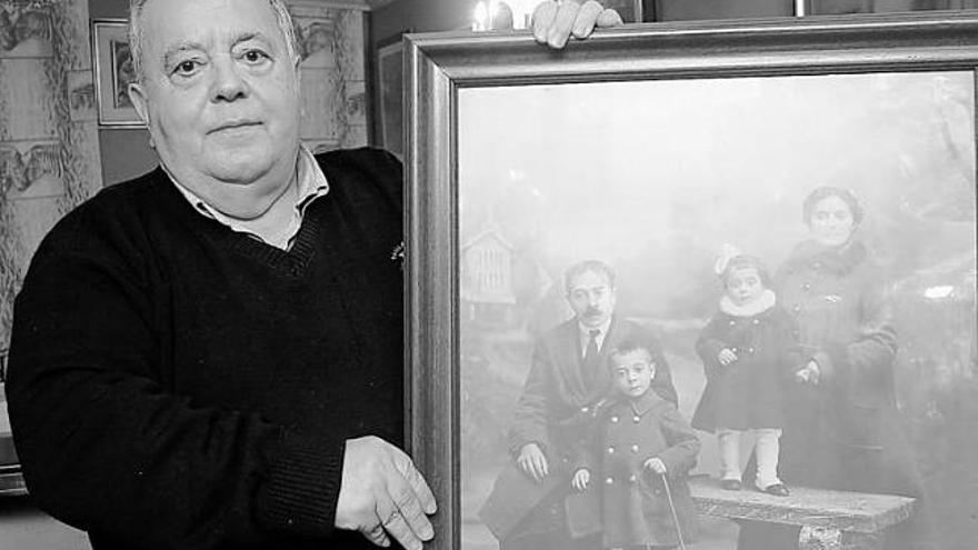 Estévez Piña sostiene una fotografía de su abuelo, Ulpiano Benito Piña, su abuela, Dolores Piña, su madre Lolita y su tío Isidro. / ricardo grobas