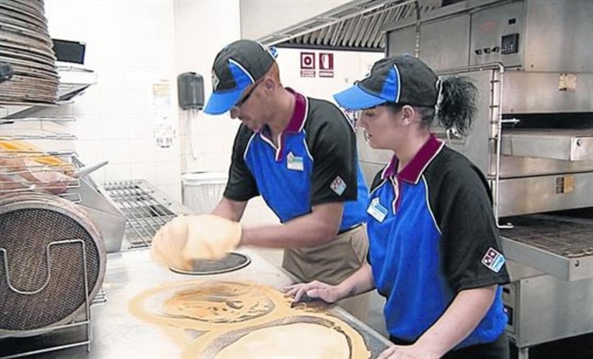 Imatge del programa ’El jefe infiltrado’, amb treballadors de Domino’s Pizza treballant en un dels forns. Imatge del programa ’El jefe infiltrado’, amb treballadors de Domino’s Pizza treballant en un dels forns.