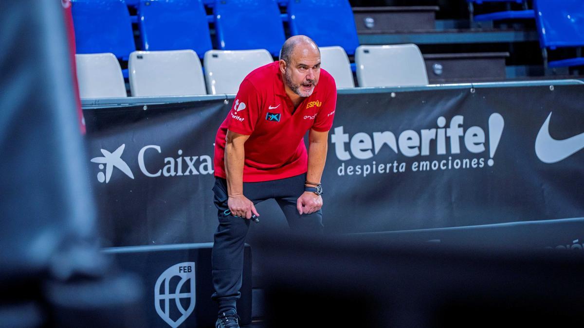 Chus Mateo observa el entrenamiento de España en el Santiago Martín.
