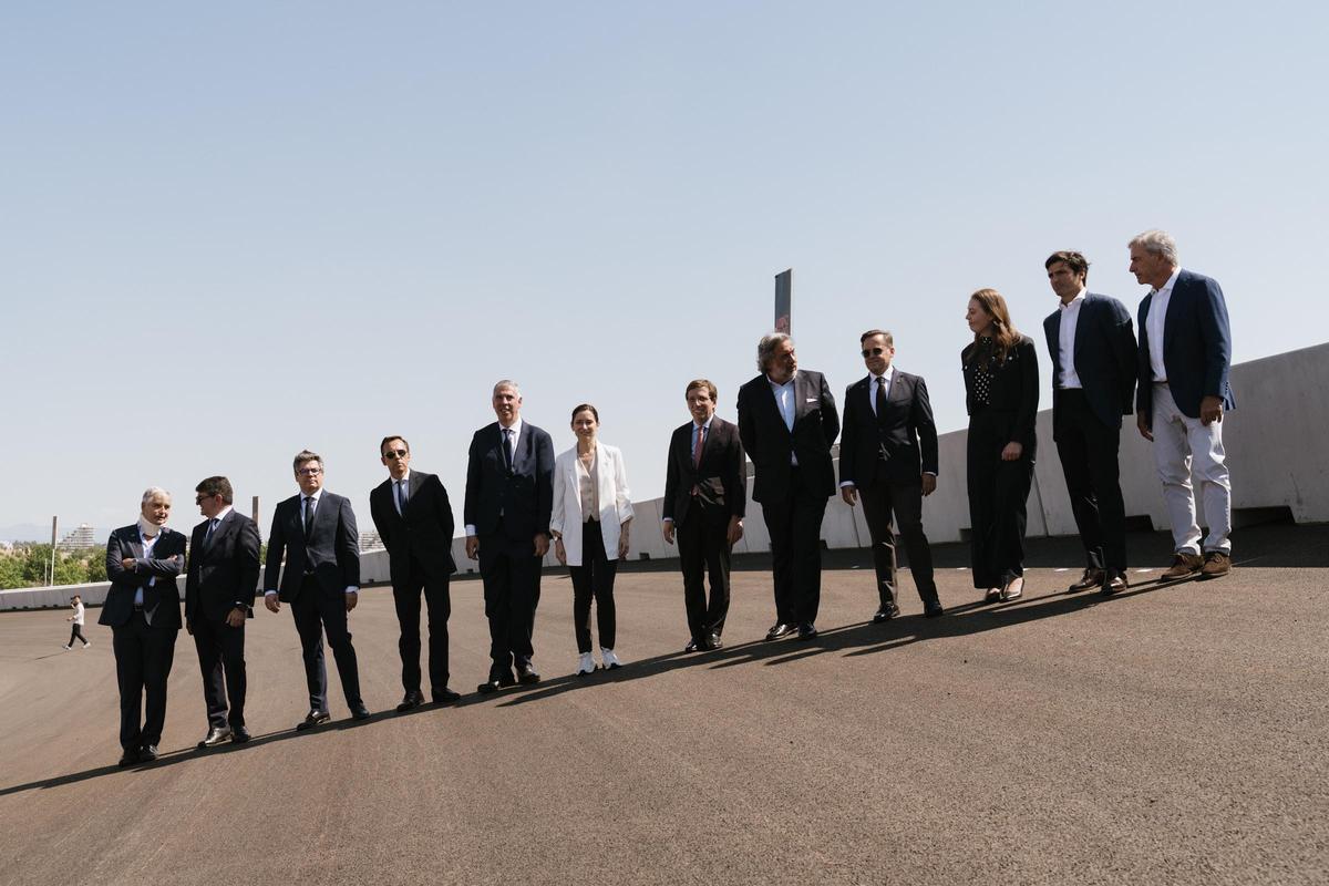 La presidenta de la Comunidad de Madrid, Isabel Díaz Ayuso, el alcalde de la capital, José Luis Martínez-Almeida, y el piloto de Fórmula 1 Carlos Sainz, entre otras auroidades, en la curva Monumental del circuito Madring.l z