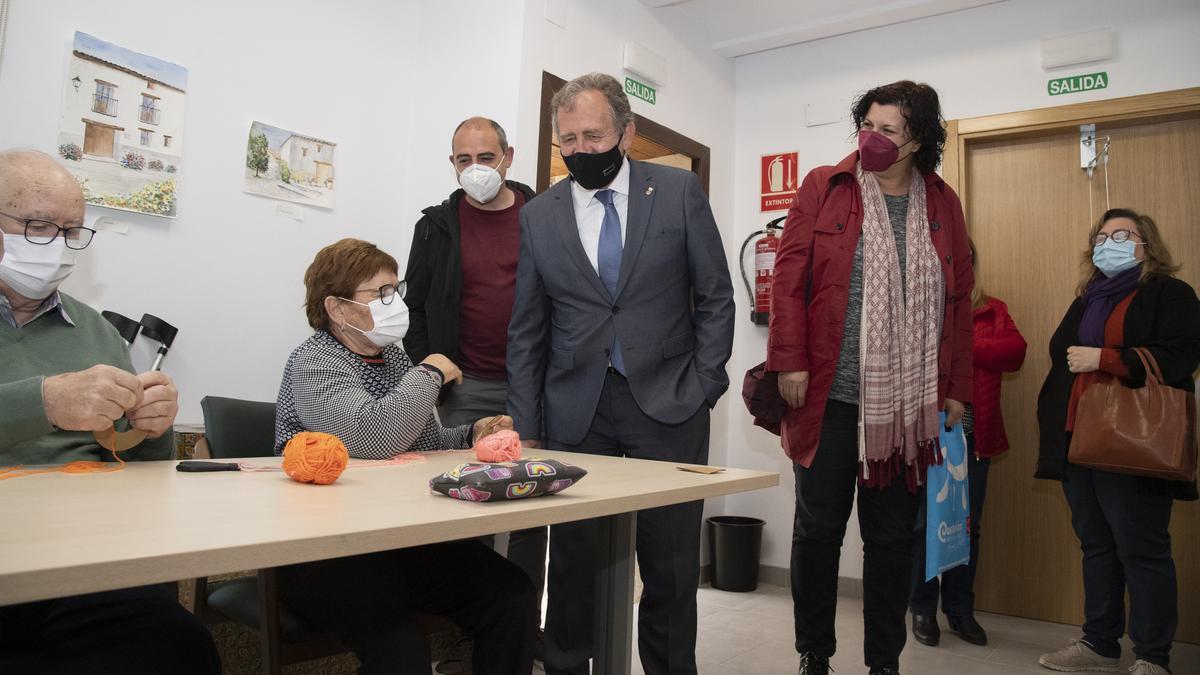 El presidente de la Diputación -en la imagen, en una visita a Palanques- destaca la ayuda a los municipios pequeños.