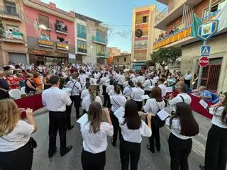 El bando de la cruz exhibe su poderío en Agost