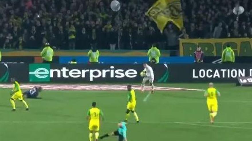 El árbitro del Nantes-PSG da una patada a un jugador y encima le expulsa