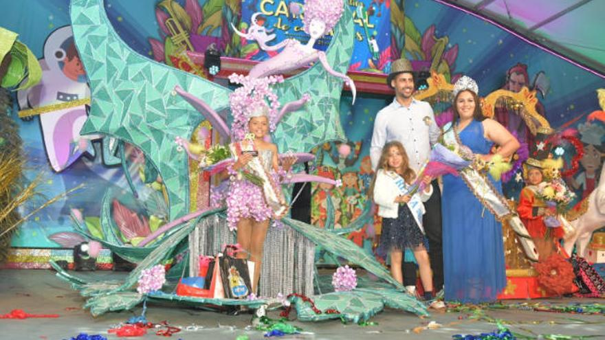 Mireya Curbelo, con el alcalde, Isai Blanco, Yazmin Rodríguez y Desirée Carballo.