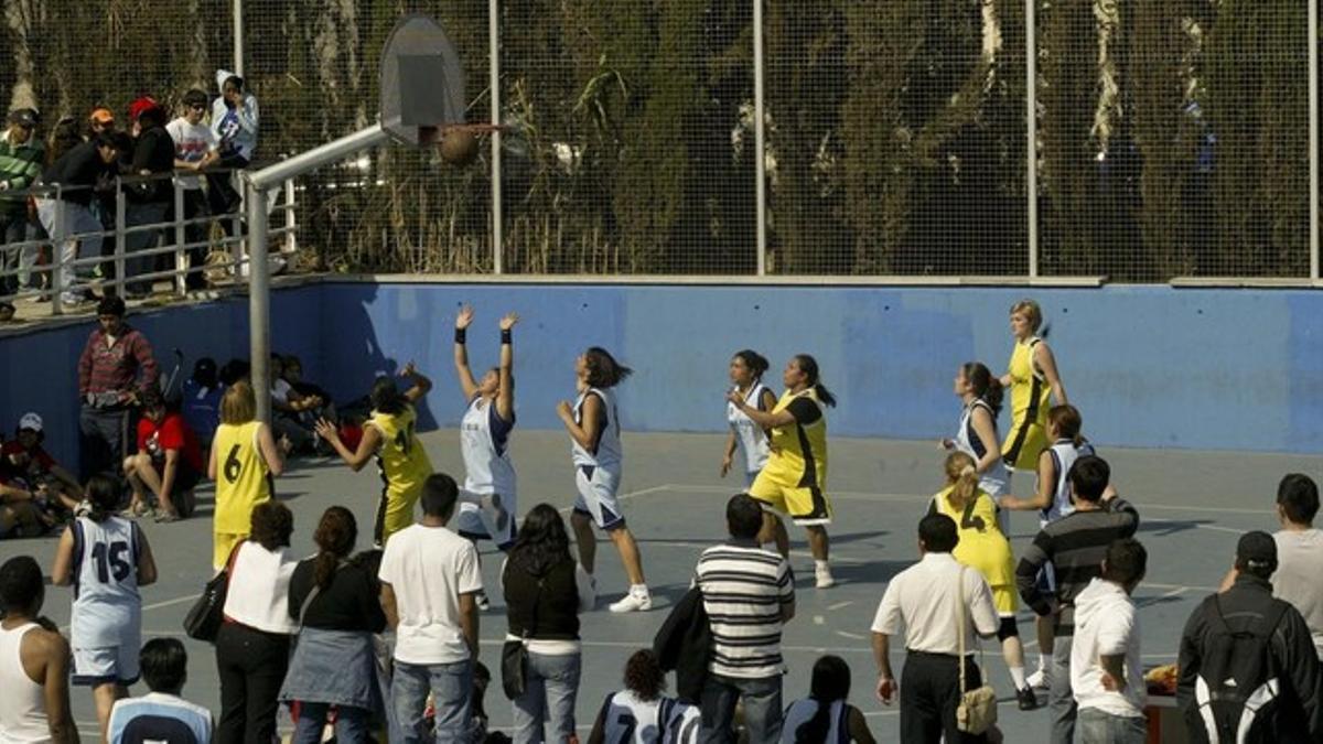 Un partido de competición escolar en el Parc del Nus de la Trinitat