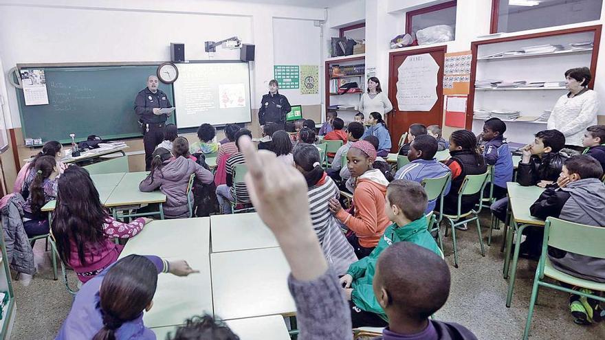 Charla de la policía sobre el acoso escolar en un colegio de Palma.