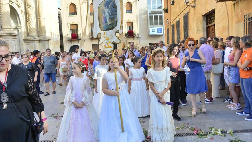 El Corpus Christi desafía al calor en Elche