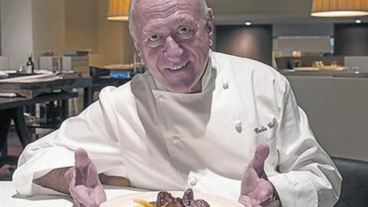 Carles Gaig muestra un plato de pichón en su restaurante.