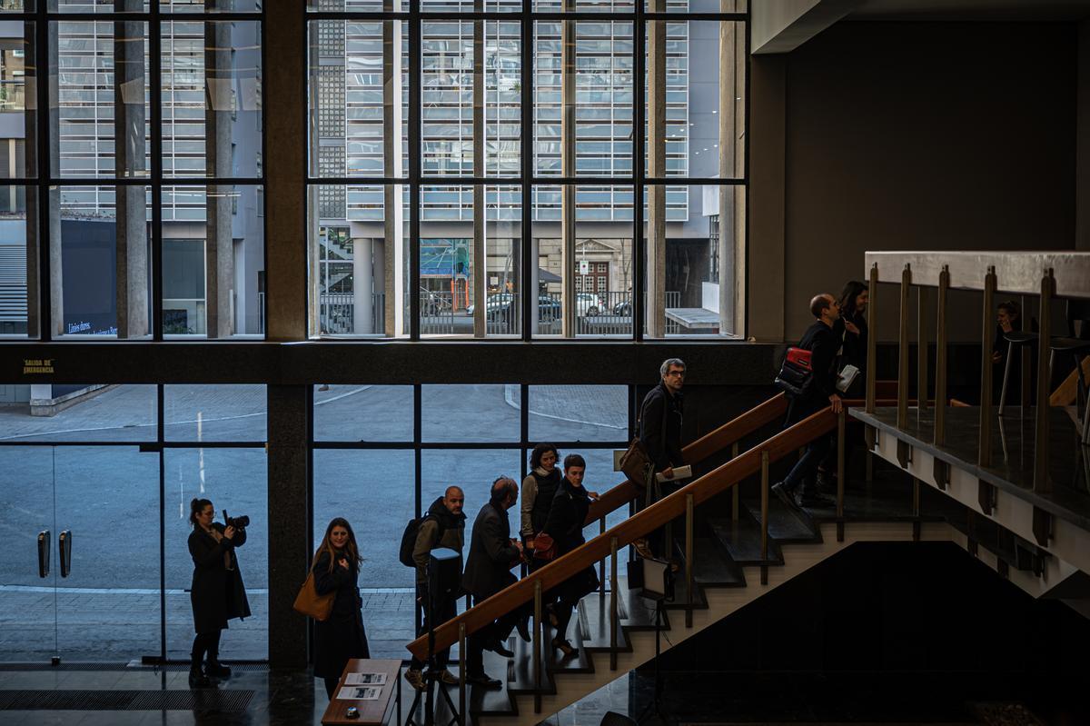 La antigua sede de Editorial Gustavo Gili acoge la exposición Línea dura rica en fondos que reescribe la historia del racionalismo arquitectónico local