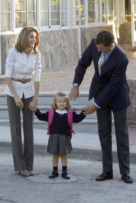 Los que la conocen la definen como una niña responsable, tranquila y reflexiva. En esta imagen podemos ver a la Princesa Leonor acompañada de sus progenitores, los Reyes Felipe y Letizia, en su primer día de colegio. EFE