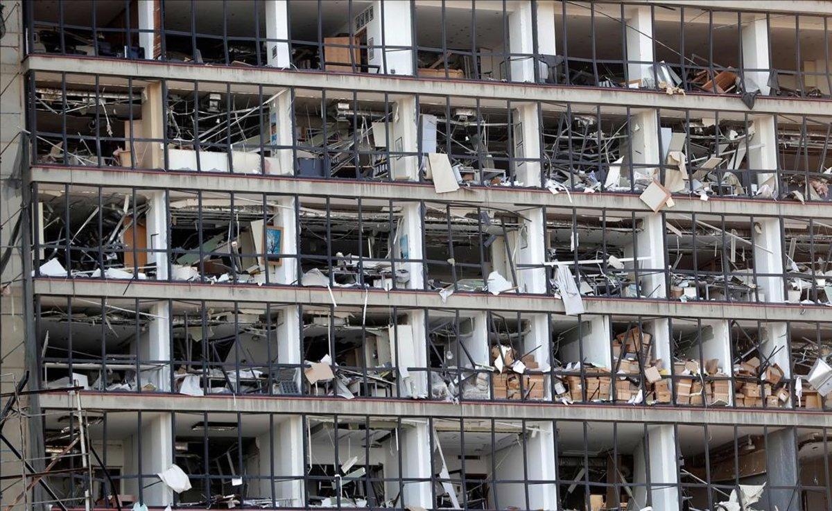 Fachada destruida de un edificio del puerto de Beirut.