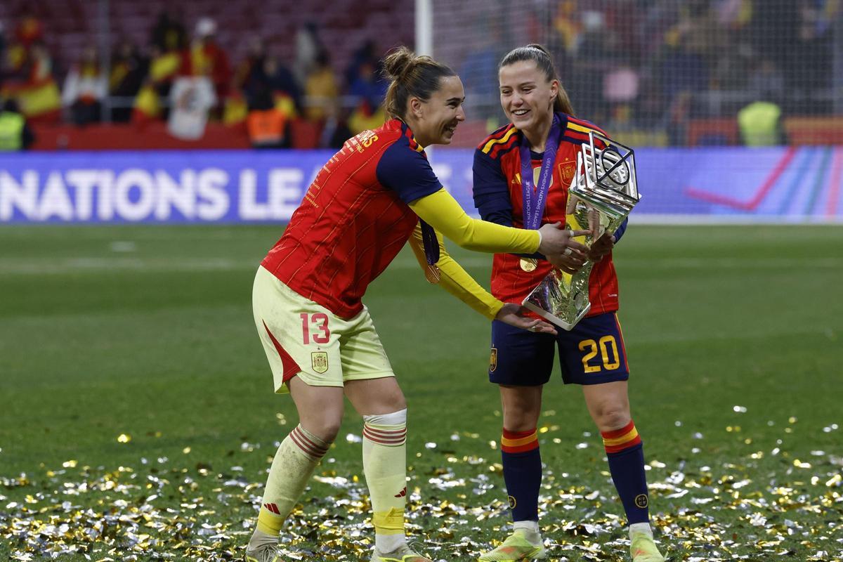 Cata Coll, junto a Claudia Pina en las celebraciones tras el partido
