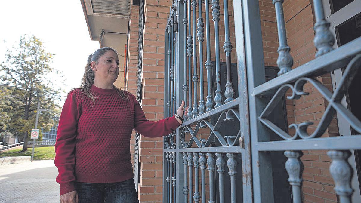 Ana de la Cruz, frente a la vivienda de la que fue desahuciada en diciembre