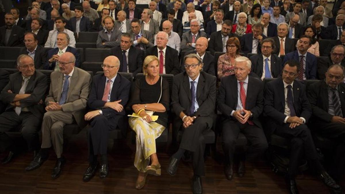 Los asistentes al acto de los empresarios favorables al derecho a decidir, con Núria de Gispert, entre Joan Rigol y Ernest Benach, en primera fila.