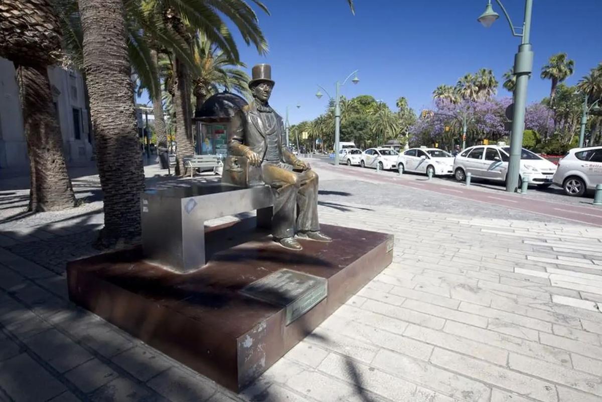 Estatua de Hans Christian Andersen en la Plaza de la Marina de Málaga