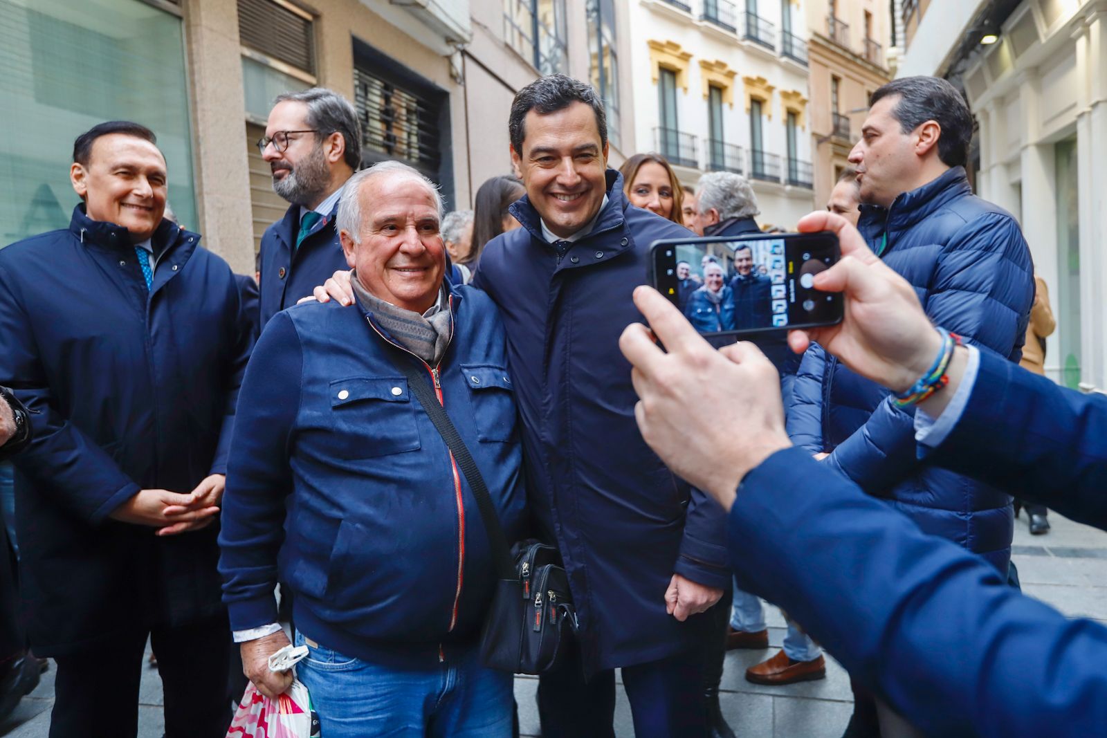 El presidente andaluz visita a los comerciantes del centro