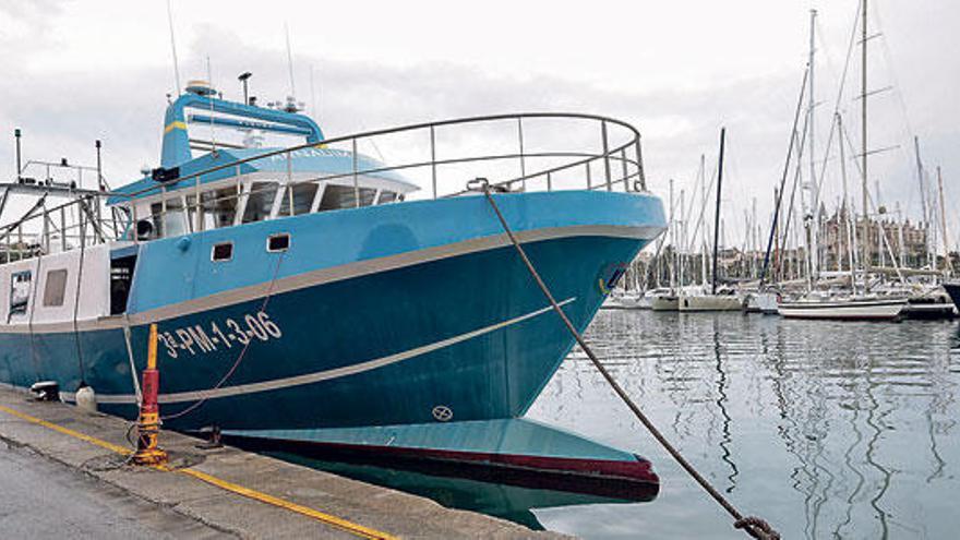 Laborioso achique de un pesquero inundado en Palma