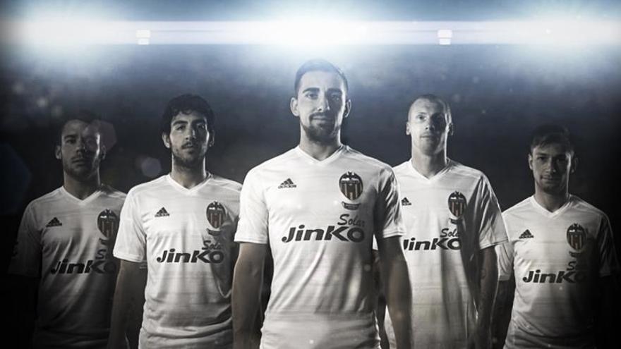 La primera camiseta Adidas del Valencia, inspirada en la Recopa -  Levante-EMV