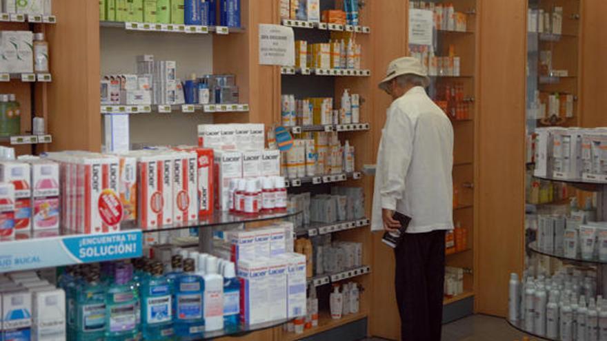 Un cliente mira un producto de una farmacia de la capital grancanaria. | lp / dlp