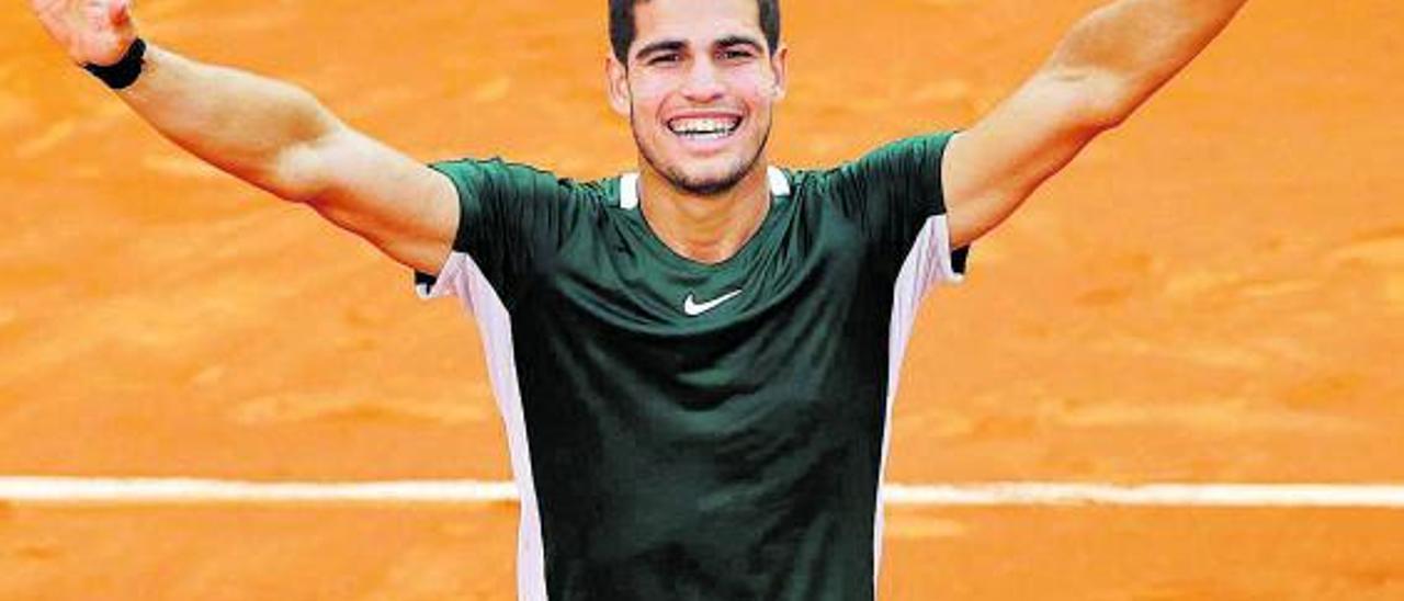 Alcaraz celebra la victoria sobre Djokovic. |  // EFE