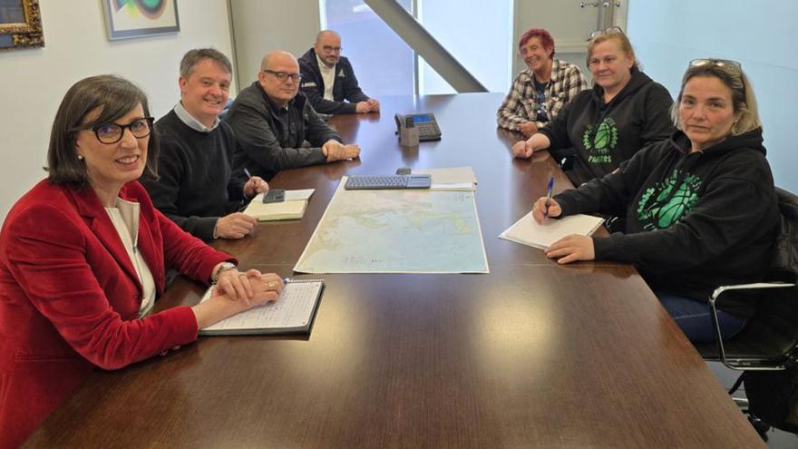 En el sentido de las agujas del reloj, Nieves Roqueñí, Fernando Sierra, Carlos Arias, Jaime Vega, Geles García, Marta Suárez y Begoña Hernández, ayer, en la sede de la Autoridad Portuaria de Gijón. |
