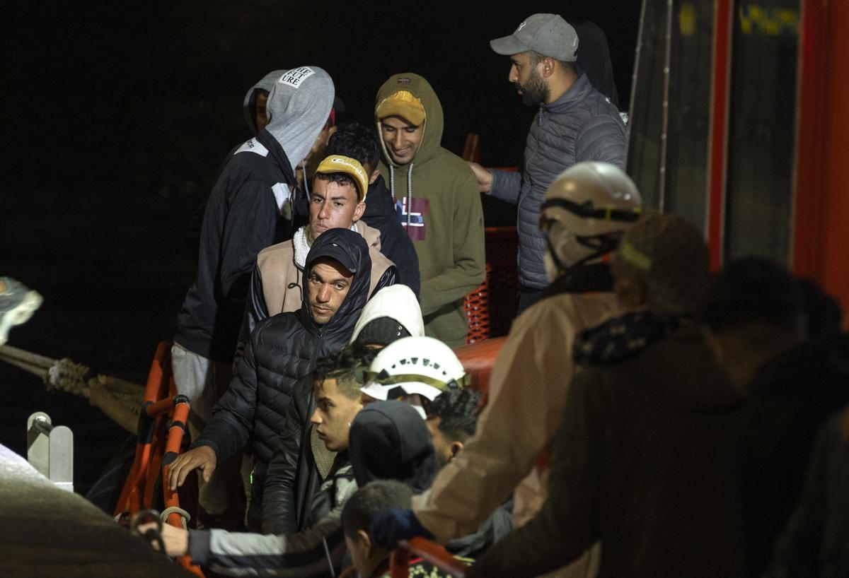 Salvamento rescata a 53 personas, 6 menores, de una patera detectada al norte de Lanzarote