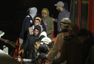 Salvamento rescata a 53 personas, 6 menores, de una patera detectada al norte de Lanzarote